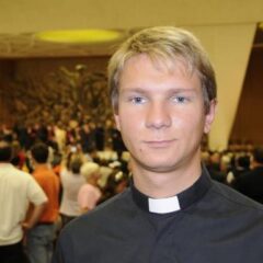 Ex actor porno se convierte en sacerdote católico?