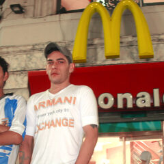 Besaton gay en Mc Donalds de Buenos Aires
