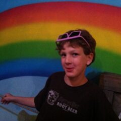 Niño gay de 11 años gana una campaña contra político homófobo