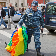 Torturan y queman a joven gay en Rusia