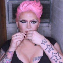 Una drag queen alemana se cose la boca para protestar por la homofobia rusa