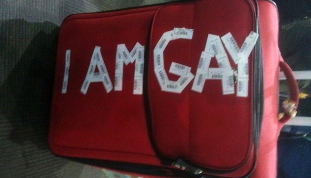 Aerolinea pide disculpas a pasajero por escribirle “gay” en su maleta