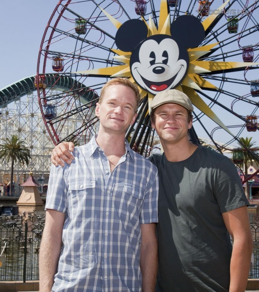 860_neil-patrick-harris-and-boyfriend-at-disney-and-others-kiss-504640659