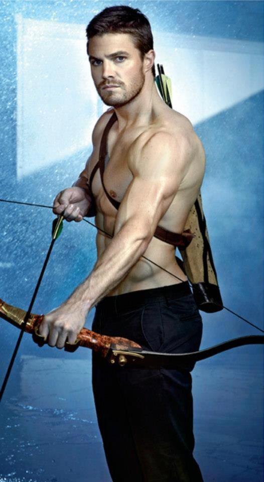 EW-stephen-amell-34030669-526-960