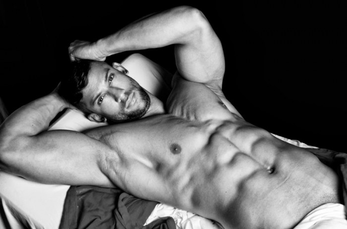 Ernesto-Moran-Hot-Macho-Latino-Burbujas-De-Deseo-02-700x463