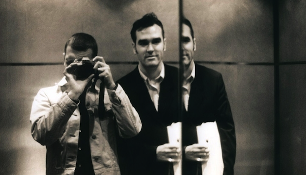 Revela el cantante Morrissey relación gay en libro