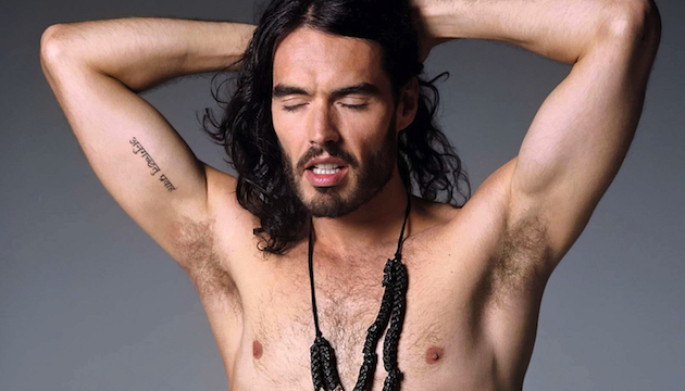 Russell Brand confiesa haber masturbado a un hombre en un baño