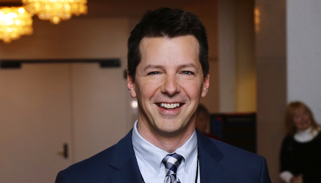 Sean Hayes se disculpa por salir tarde del armario