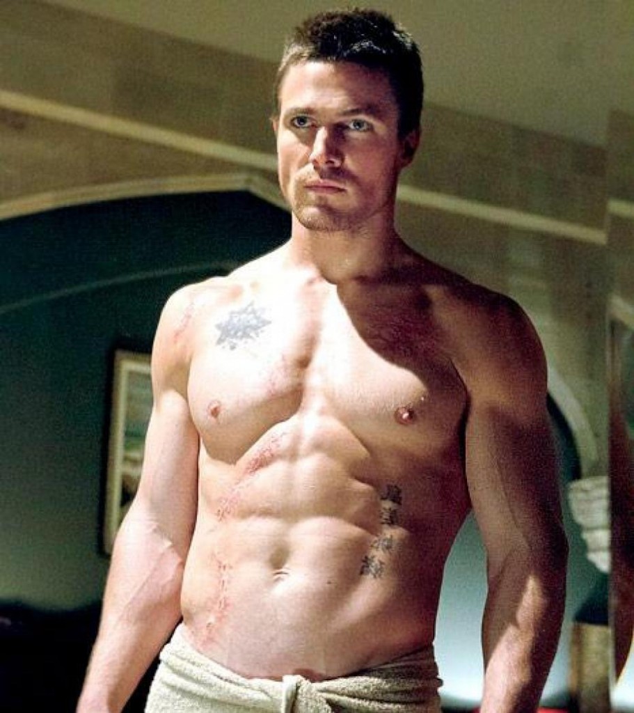 stephen-amell-911x1024