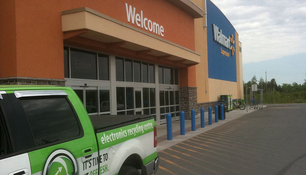 Walmart despide a empleado por sacar a una pareja gay