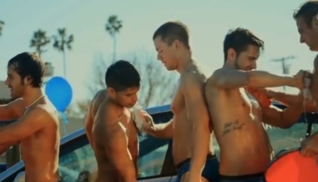 Cher comparte vídeo para ‘Take It Like A Man’ con los modelos de Andrew Christian