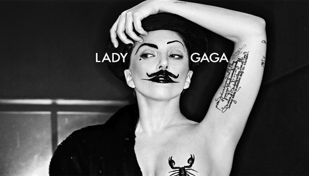 La cantante Lady Gaga posa desnuda en revista para transexuales