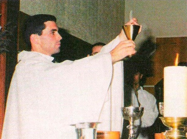 Andrés Gioeni dando misa en Mendoza en el año 2000