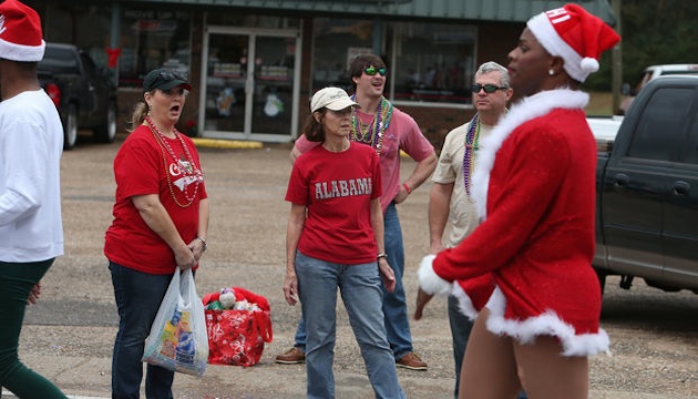 Travestis escandalizan pueblo en Alabama, Estados Unidos