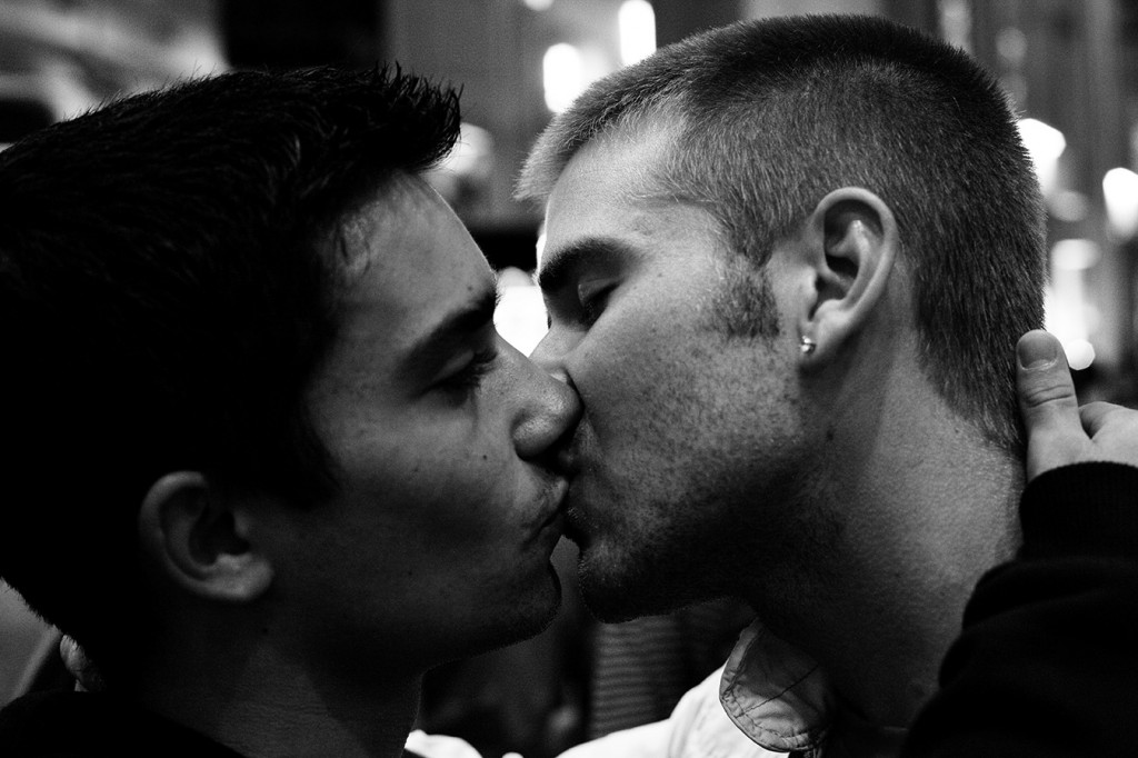 gay_young_kiss