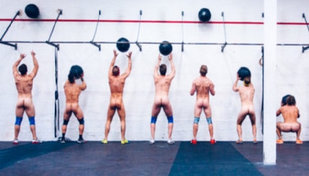 ¡Todos a entrenar desnudos en el gimnasio!
