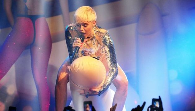 Miley Cyrus Enseña Algunos Trucos A Los Chicos Gays De Inglaterra