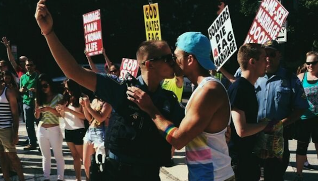 La foto que está dando la vuelta al mundo: un policía gay besa a su novio durante una manifestación homófoba
