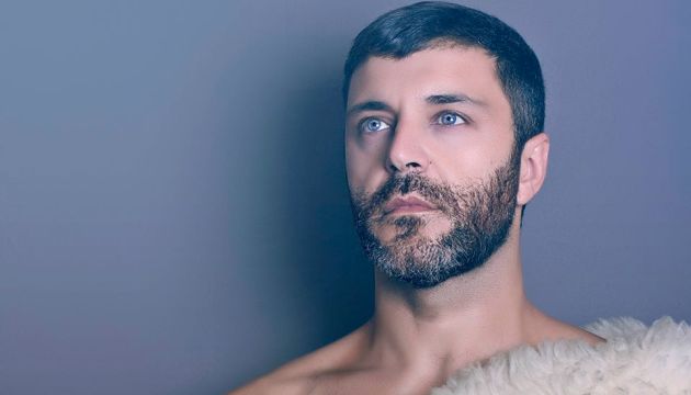 El ex Locomía Frank Romero intenta convertirse en ícono queer con la canción “I Am Gay”