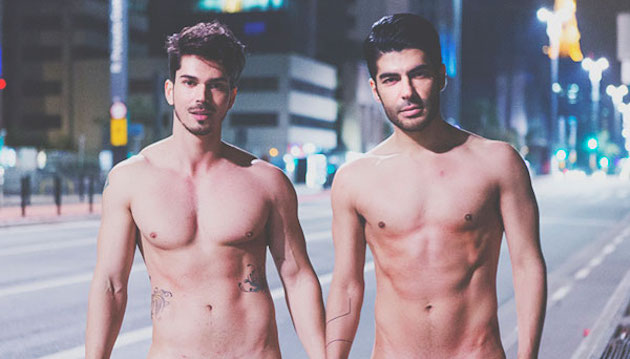 PAREJA GAY DE BRASIL SE DESNUDA PARA LUCHAR CONTRA LA HOMOFOBIA