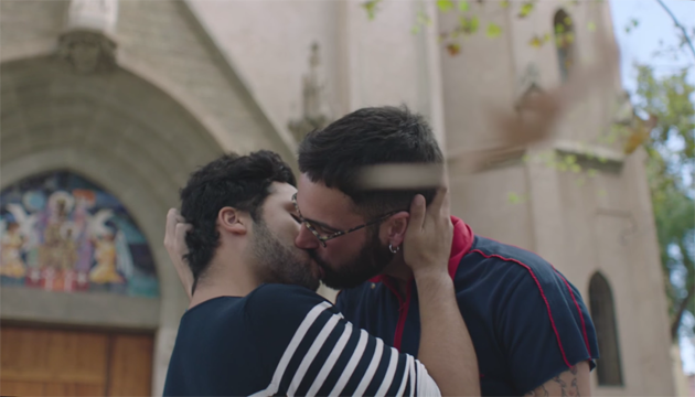 gay_kiss_church