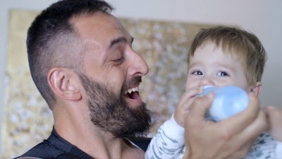 151015 VIDEO QUE MUESTRA UN DÍA EN LA VIDA DE UNA FAMILIA GAY CON SU HIJO SE HA VUELTO VIRAL.FOTO 3