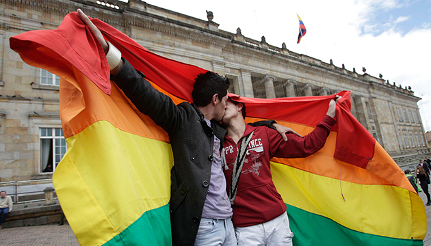 HOMOFOBIA: UNA PAREJA GAY COLOMBIANA DENUNCIA DISCRIMINACIÓN EN  UN BAR