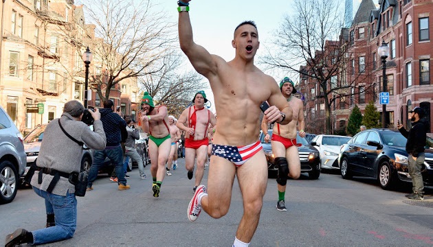 CIENTOS DE HOMBRES EN ROPA INTERIOR CORRIERON EN EL BOSTON SANTA SPEEDO  RUN 2015