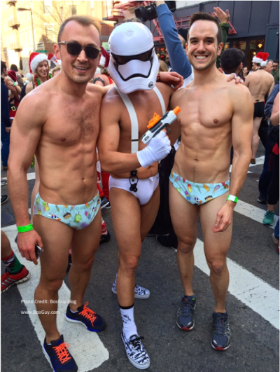 171215 CIENTOS DE HOMBRES EN ROPA INTERIOR CORRIERON EN EL BOSTON SANTA SPEEDO RUN 2015. FOTO 10