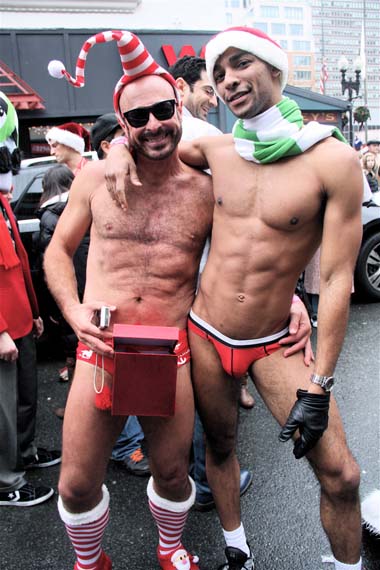 171215 CIENTOS DE HOMBRES EN ROPA INTERIOR CORRIERON EN EL BOSTON SANTA SPEEDO RUN 2015. FOTO 10