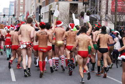 171215 CIENTOS DE HOMBRES EN ROPA INTERIOR CORRIERON EN EL BOSTON SANTA SPEEDO RUN 2015. FOTO 13