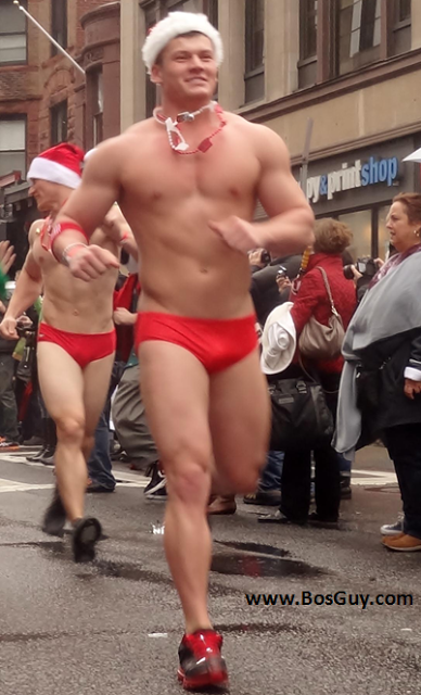 171215 CIENTOS DE HOMBRES EN ROPA INTERIOR CORRIERON EN EL BOSTON SANTA SPEEDO RUN 2015. FOTO 14