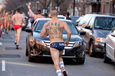 171215 CIENTOS DE HOMBRES EN ROPA INTERIOR CORRIERON EN EL BOSTON SANTA SPEEDO RUN 2015. FOTO 2