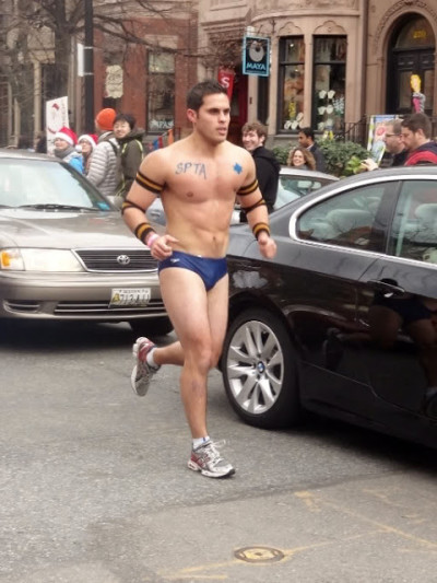 171215 CIENTOS DE HOMBRES EN ROPA INTERIOR CORRIERON EN EL BOSTON SANTA SPEEDO RUN 2015. FOTO 3