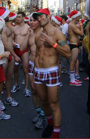 171215 CIENTOS DE HOMBRES EN ROPA INTERIOR CORRIERON EN EL BOSTON SANTA SPEEDO RUN 2015. FOTO 4