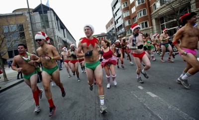 171215 CIENTOS DE HOMBRES EN ROPA INTERIOR CORRIERON EN EL BOSTON SANTA SPEEDO RUN 2015. FOTO 5