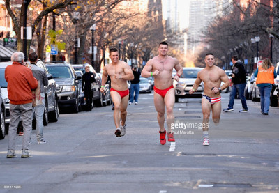 171215 CIENTOS DE HOMBRES EN ROPA INTERIOR CORRIERON EN EL BOSTON SANTA SPEEDO RUN 2015. FOTO 6