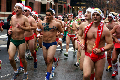 171215 CIENTOS DE HOMBRES EN ROPA INTERIOR CORRIERON EN EL BOSTON SANTA SPEEDO RUN 2015. FOTO 7