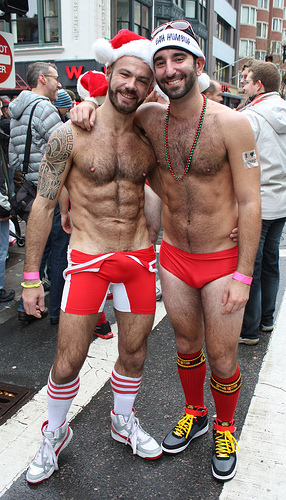 171215 CIENTOS DE HOMBRES EN ROPA INTERIOR CORRIERON EN EL BOSTON SANTA SPEEDO RUN 2015. FOTO 8