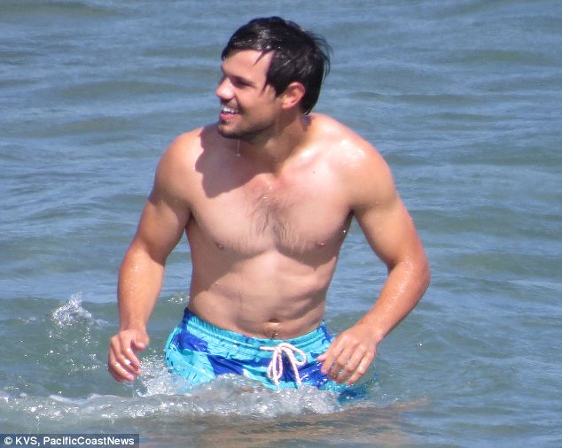 04032016 TAYLOR LAUTNER ENTRÓ AL CLUB DE LOS FOFISANOS foto 1