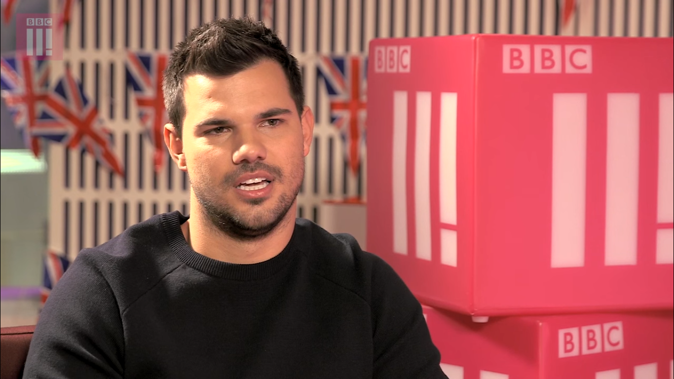 04032016 TAYLOR LAUTNER ENTRÓ AL CLUB DE LOS FOFISANOS foto 1