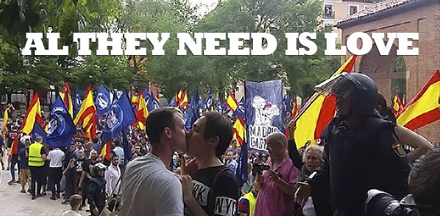 Policía desaloja a pareja gay por besarse frente a manifestación nazi