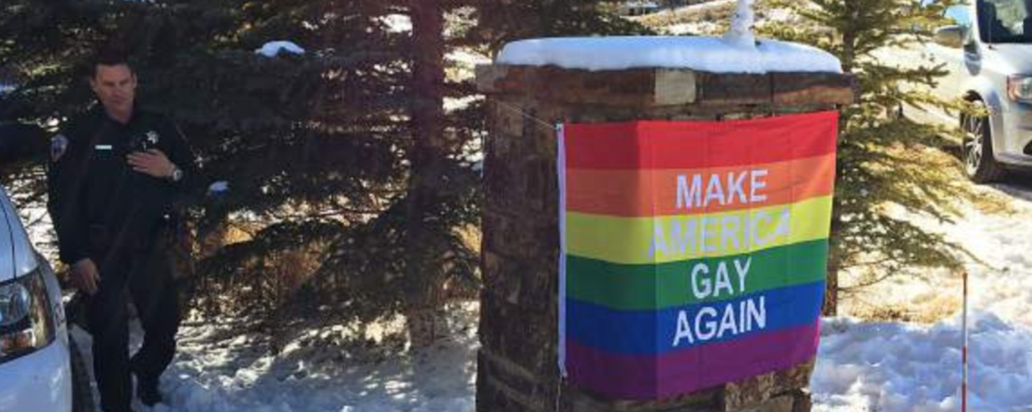 “Haz a América gay de nuevo”: el mensaje de bienvenida para Pence en Aspen