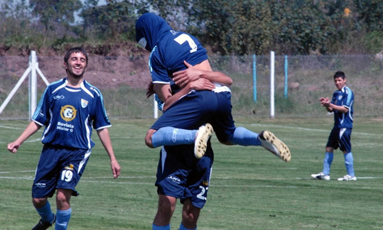 Homo-Relatos: Mi compañero de fútbol y yo nos enamoramos, su familia no lo aceptará